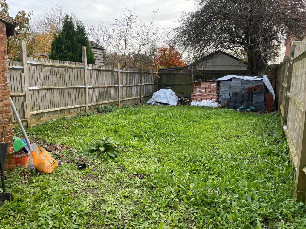 Lot: 62 - SEMI-DETACHED COTTAGE WITH PLANNING TO EXTEND - Rear garden